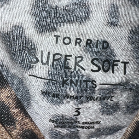 Torrid | Super Soft Knits Short Sleeve Leopard Print Top | Size 3 - Picture 4 of 4